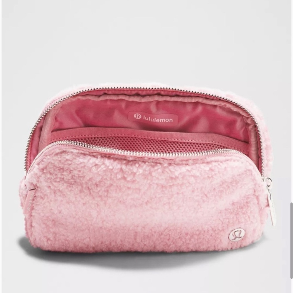 ๐๐ Lululemon Everywhere Belt Bag Fleece - Pink Tide - Picture 4 of 4
